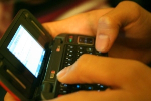 Texting on a qwerty keypad phone. Image by Alton, Wikimedia Images.